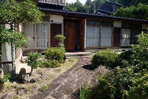 2階建ての和風住宅の外観写真