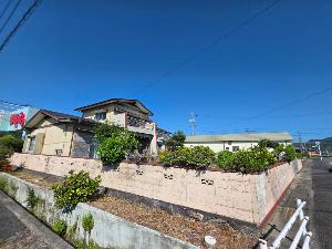 手前に庭がある和風の物件の写真