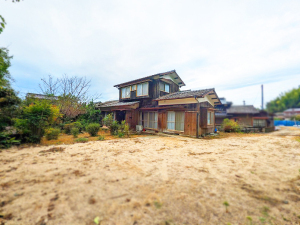 一部2階建ての木像の建物で、家の前には広々とした庭が広がっている物件の外観写真