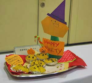 折り紙で作られた人形と6個の野菜蒸しパンがシルバーのトレーの上に並べられている写真