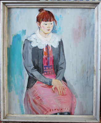ピンクのワンピースにグレーのカーディガンを羽織り椅子に座っている女性が描かれた絵画の写真