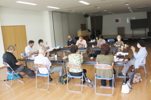 ロの字に並べられた長机で参加者の人たちが楽しそうに参加している夫婦松川柳会での写真