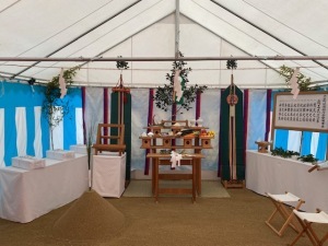 祭壇前に玉串案があり、安全祈願祭の準備がされているテントの中の写真