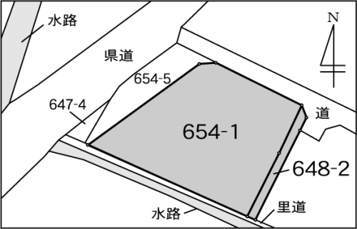 県道と水路に囲まれた654-1物件の地籍イラスト