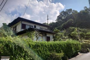 手前に庭がある和風の物件の写真