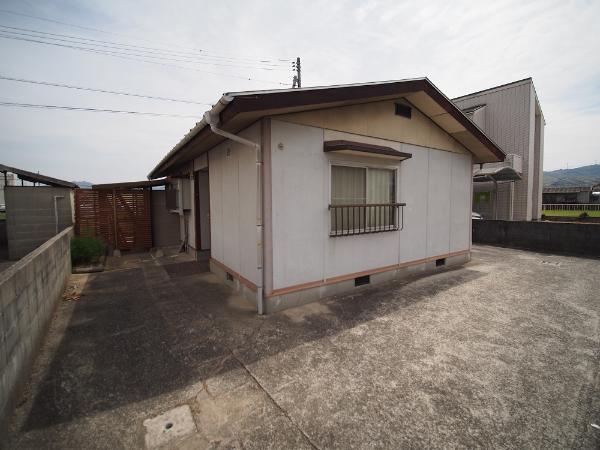木造平屋建ての瓦葺和風住宅の外観写真