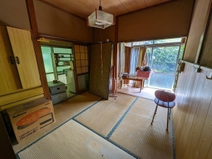 和室の奥が窓がある縁側で、和室には開き戸の押し入れがある4.5帖の和室の写真