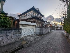 木造2階建て日本建築の外観写真と前面道路の写真