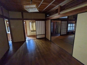 板の間と隣の部屋の和室を写した写真