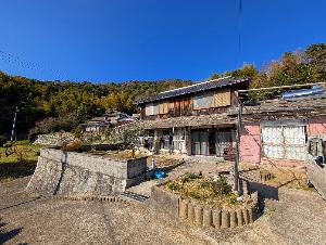 海を眺めることができる果樹園付きの和風建築物件の画像です。
