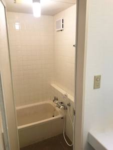 入り口を開けた奥に浴槽が見えている浴室を写した写真
