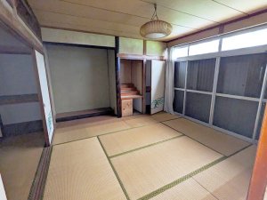 奥に床の間、仏間、押し入れがあり、右側が窓になっている和室の写真