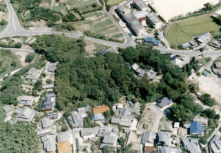 住宅街の一部に木々が生え森のようになっている白鳥古墳全体を上空から写した写真