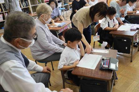 佐賀小学校で行われた授業の様子