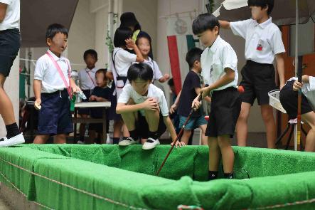 佐賀小学校で行われたポルトの様子